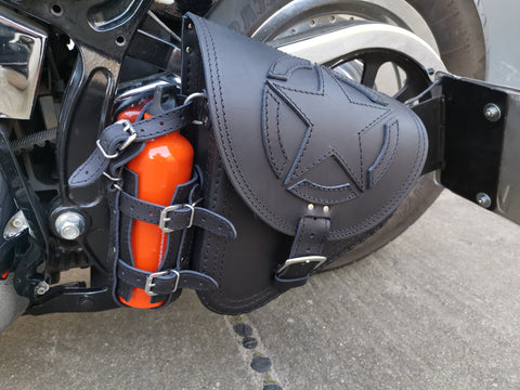 Fortuna Schwarz Schwingentasche mit Flaschenhalter + Werkzeugrolle Tool Stern passend für Harley-Davidson Softail