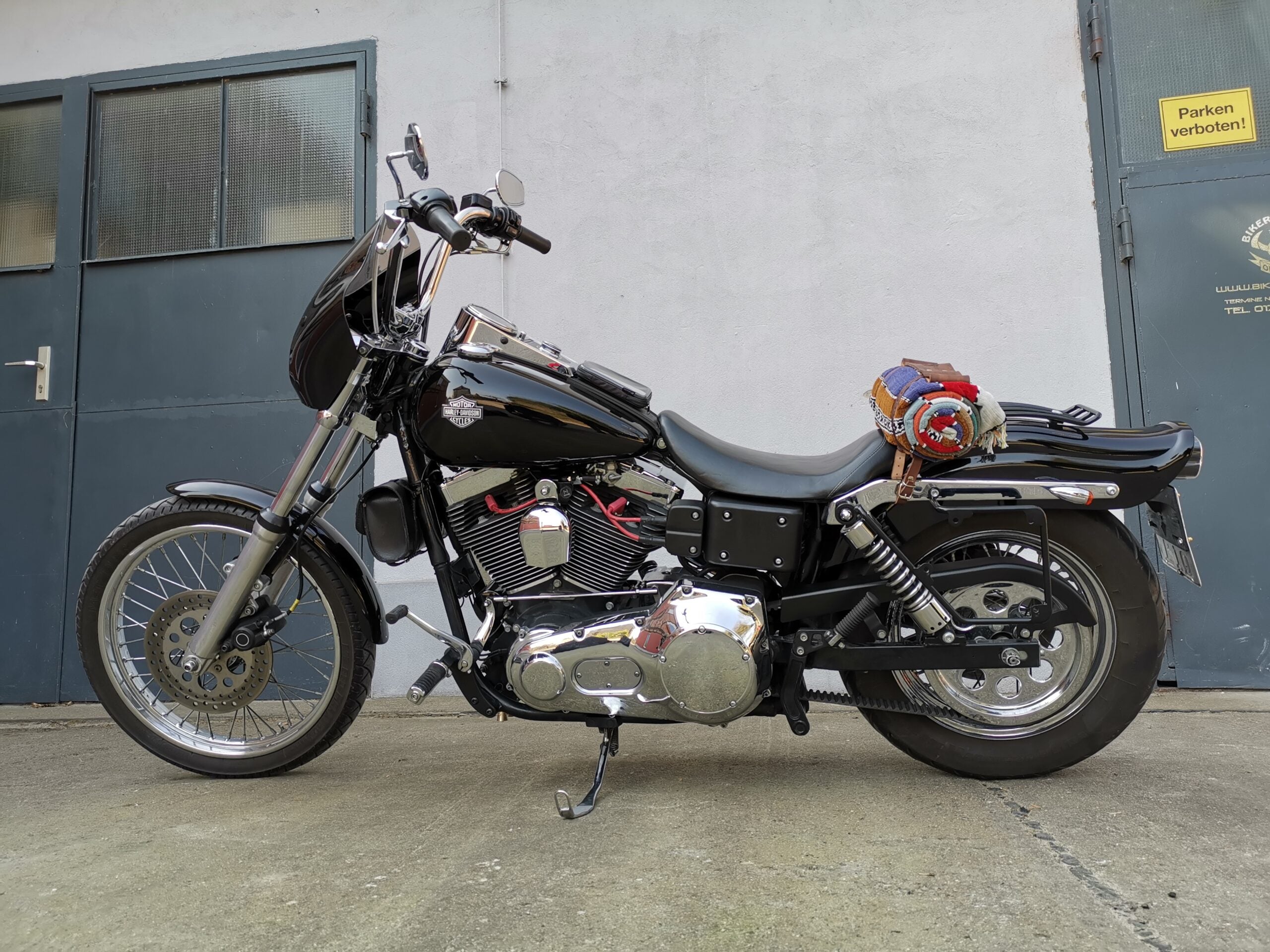 The Big Schwarz Seitenkoffer + Halter passend für Dyna Street Bob von 1996 bis 2017