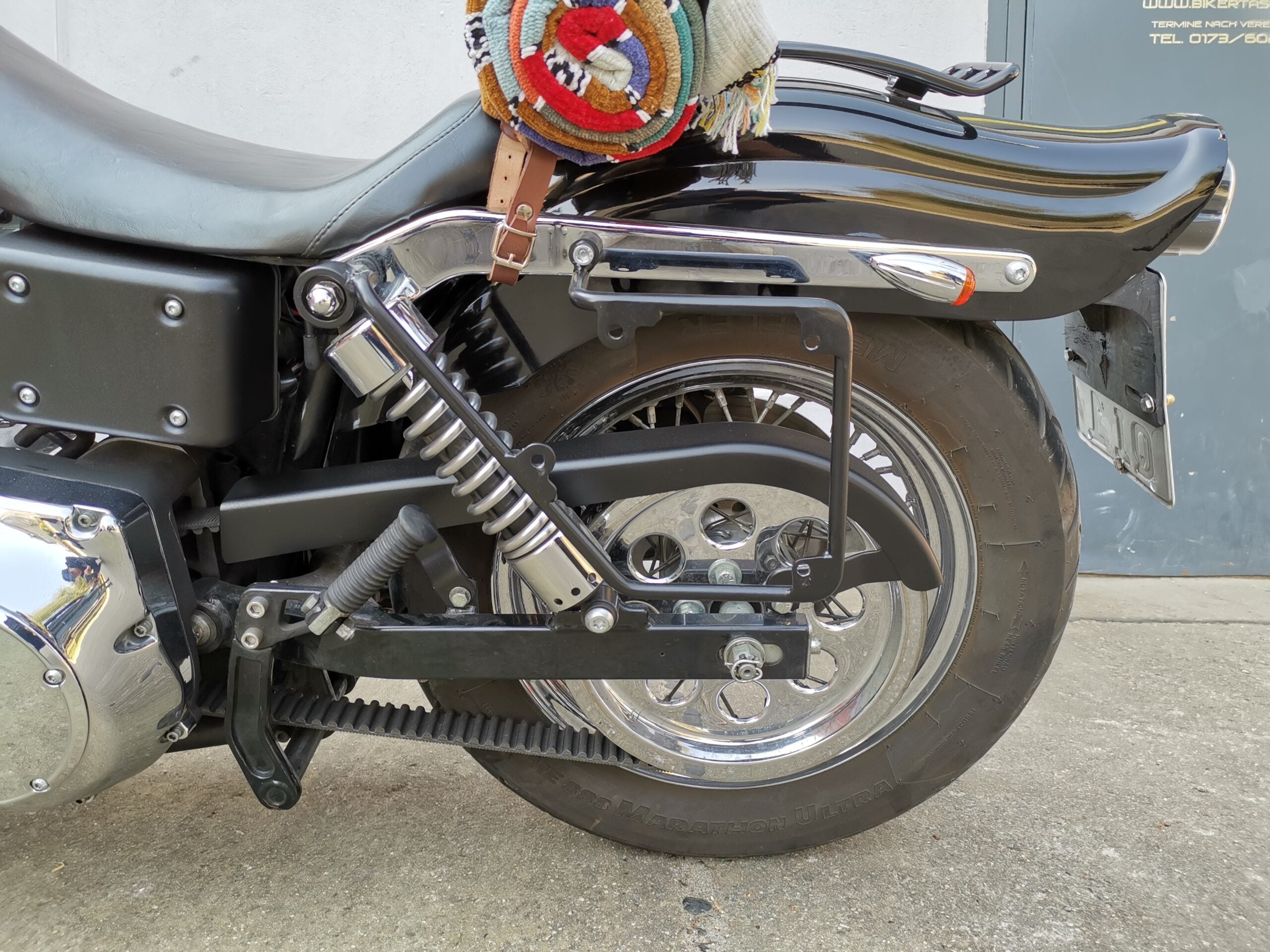 The Big Schwarz Seitenkoffer + Halter passend für Dyna Street Bob von 1996 bis 2017