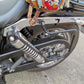 Zeus Schwarz Seitenkoffer + Halter passend für Dyna Street Bob von 1996 bis 2017