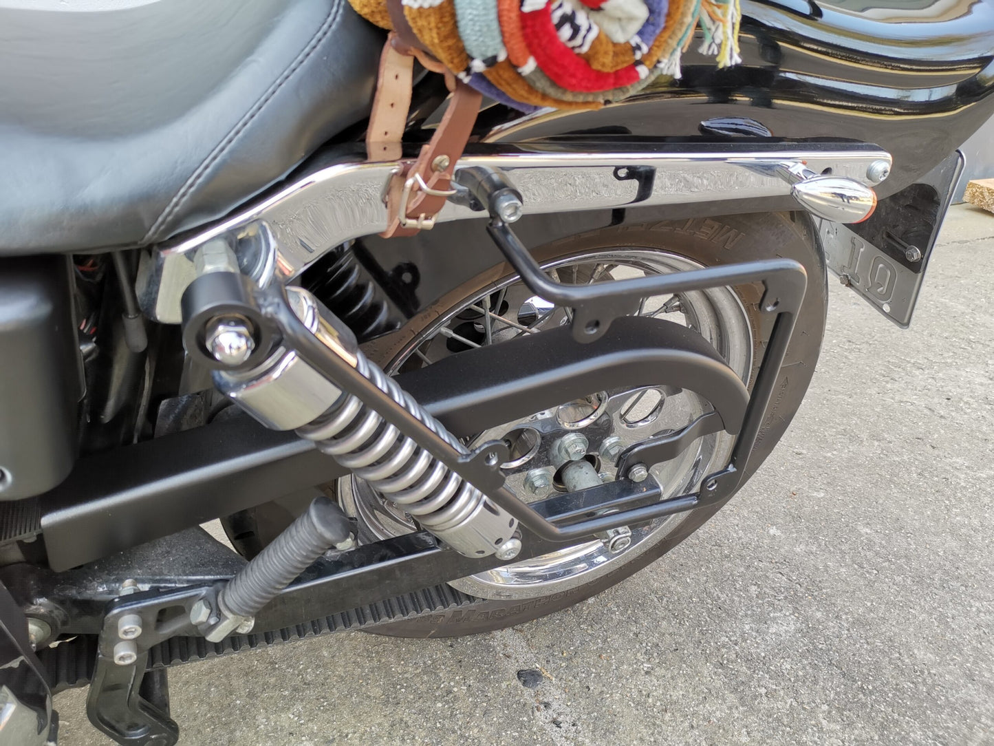 Zeus Schwarz Seitenkoffer + Halter passend für Dyna Street Bob von 1996 bis 2017