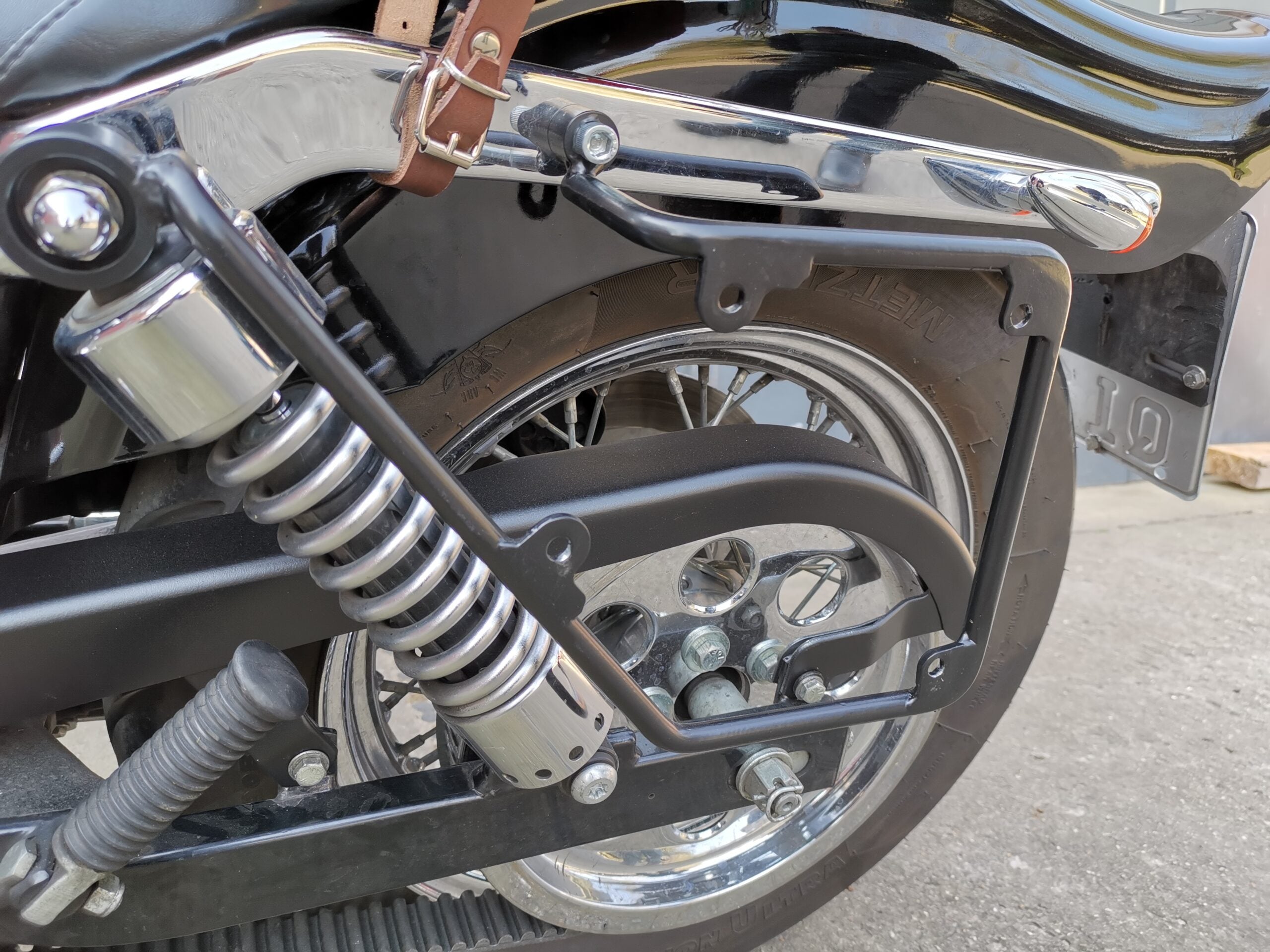 The Big Schwarz Seitenkoffer + Halter passend für Dyna Street Bob von 1996 bis 2017