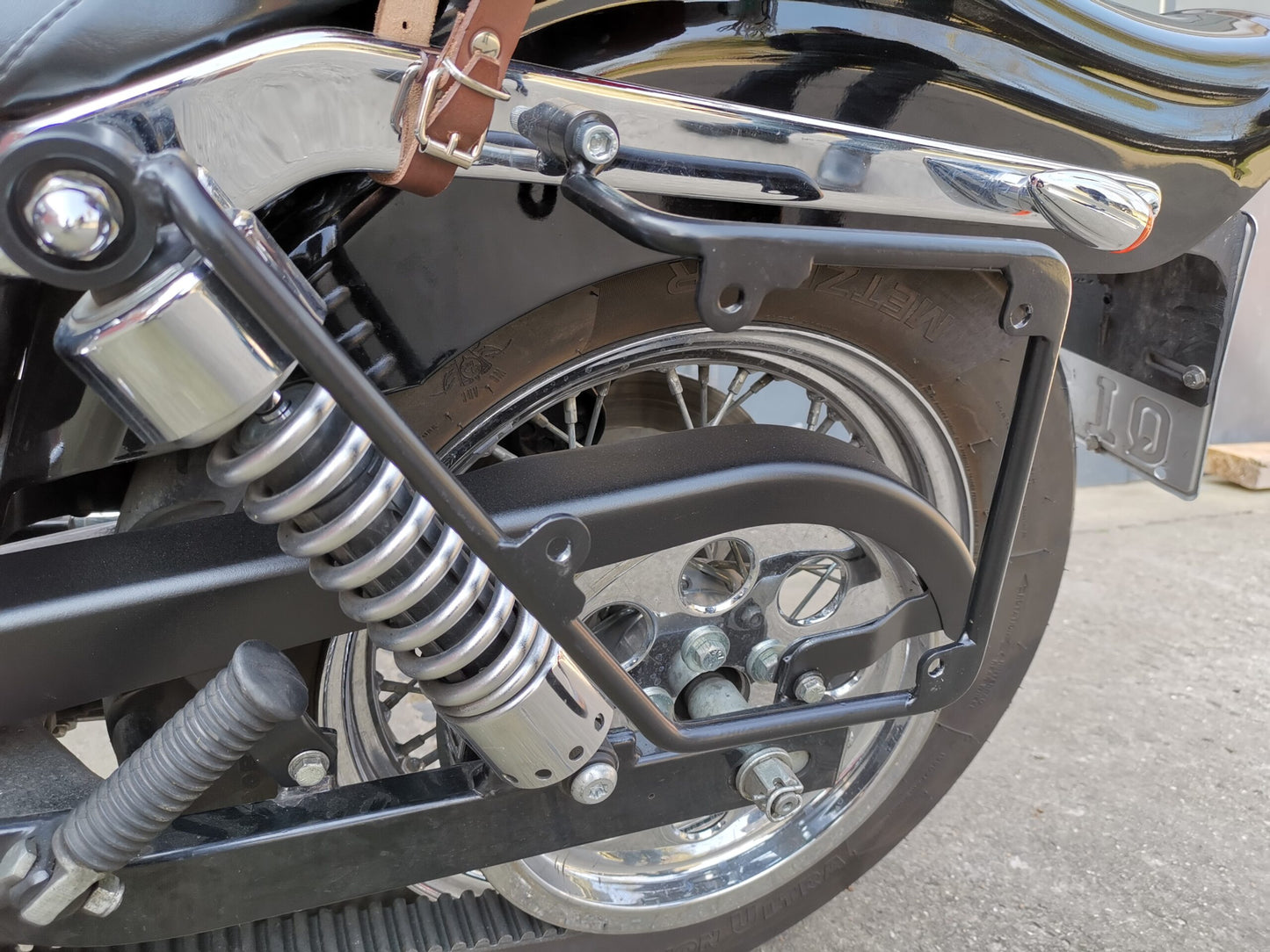 The Big Schwarz Seitenkoffer + Halter passend für Dyna Street Bob von 1996 bis 2017