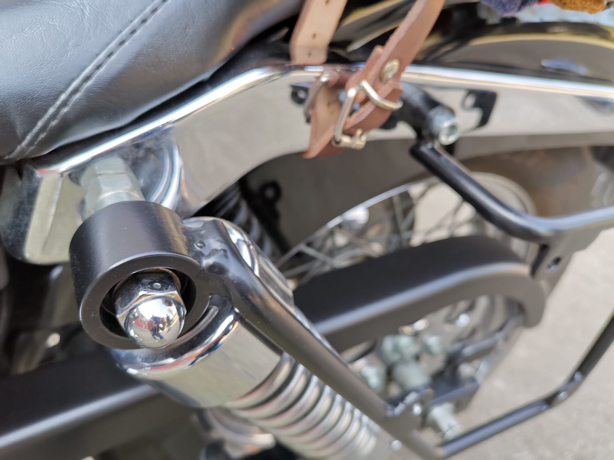 The Big Schwarz Seitenkoffer + Halter passend für Dyna Street Bob von 1996 bis 2017