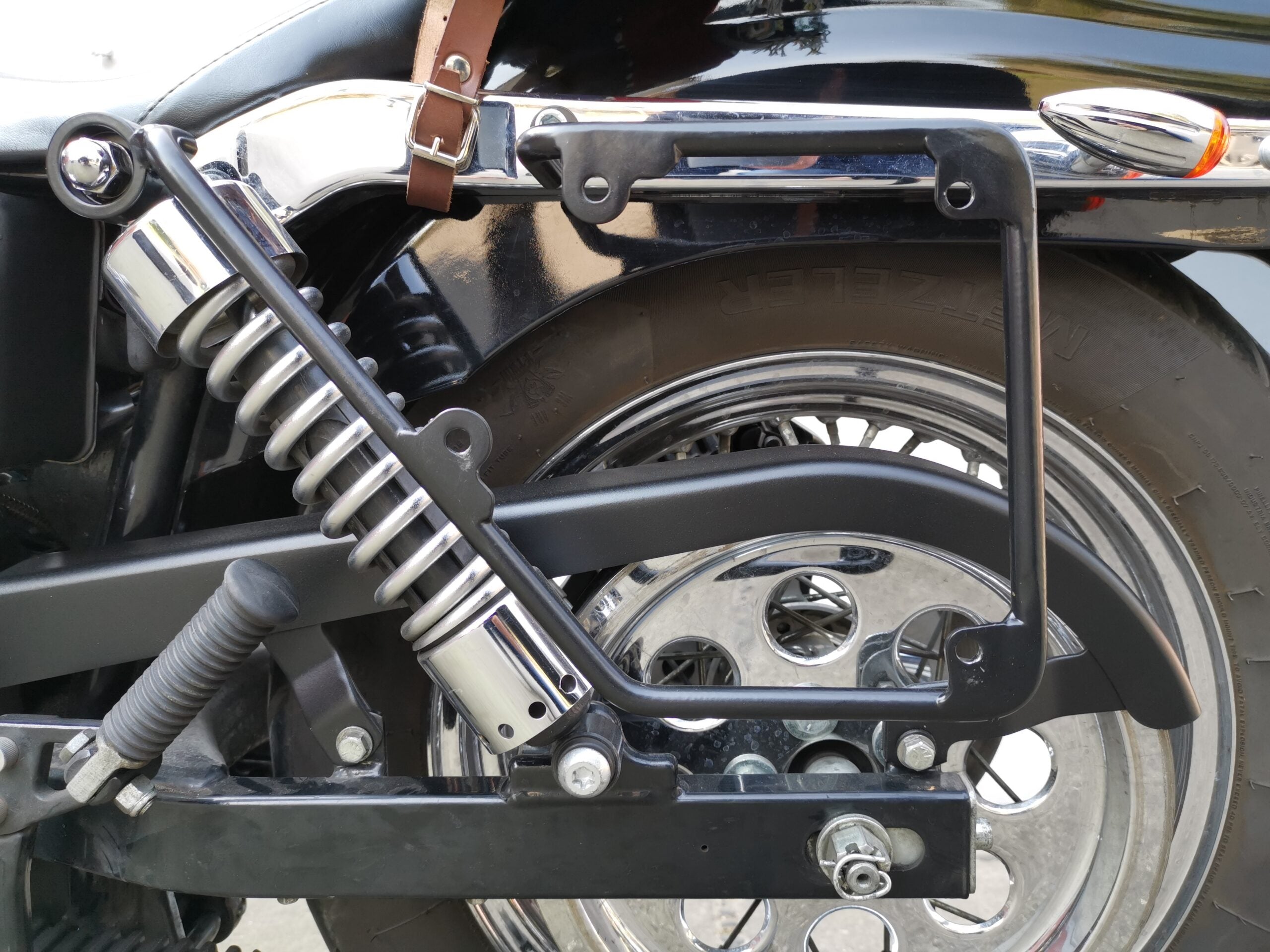 The Big Schwarz Seitenkoffer + Halter passend für Dyna Street Bob von 1996 bis 2017