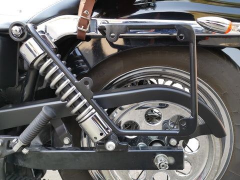 The Big Schwarz Seitenkoffer + Halter passend für Dyna Street Bob von 1996 bis 2017