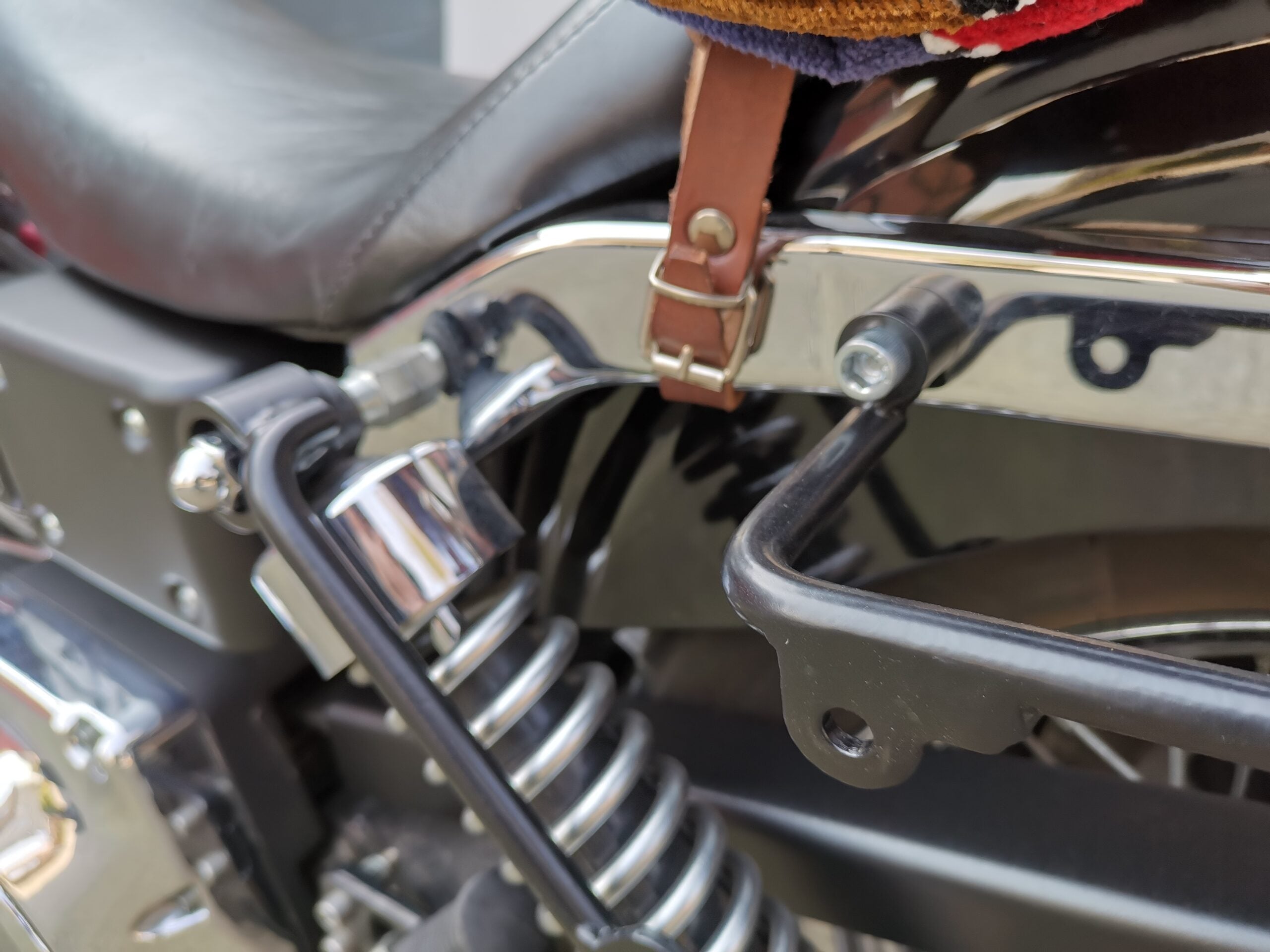 The Big Schwarz Seitenkoffer + Halter passend für Dyna Street Bob von 1996 bis 2017