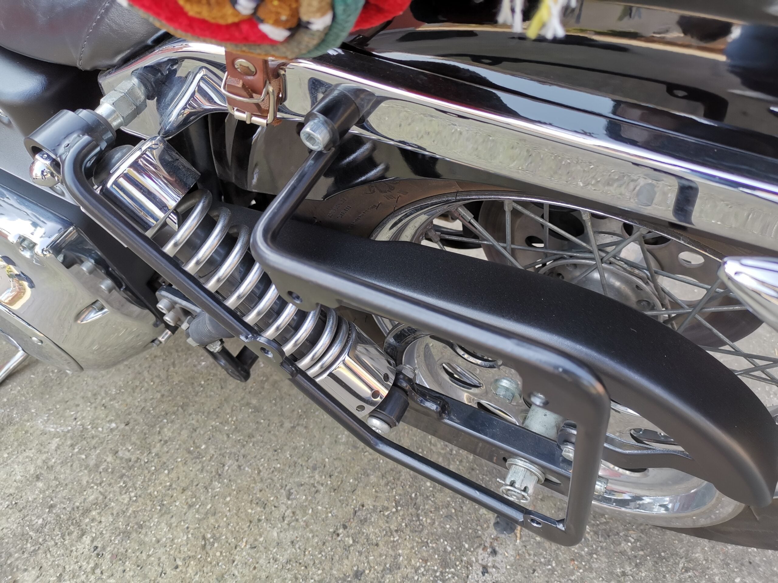 The Big Schwarz Seitenkoffer + Halter passend für Dyna Street Bob von 1996 bis 2017