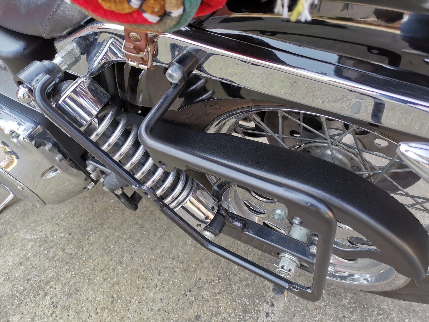 The Big Schwarz Seitenkoffer + Halter passend für Dyna Street Bob von 1996 bis 2017