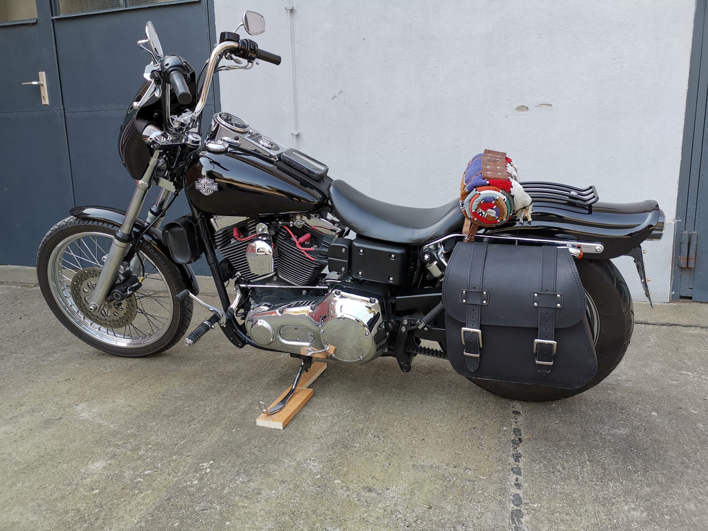 Zeus Schwarz Seitenkoffer + Halter passend für Dyna Street Bob von 1996 bis 2017
