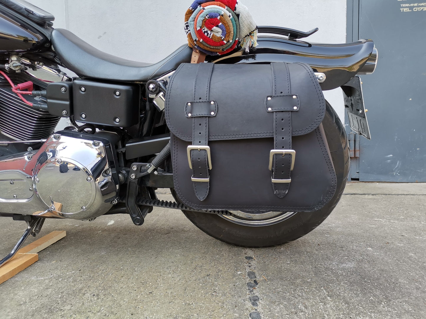 Zeus Schwarz Seitenkoffer + Halter passend für Dyna Street Bob von 1996 bis 2017