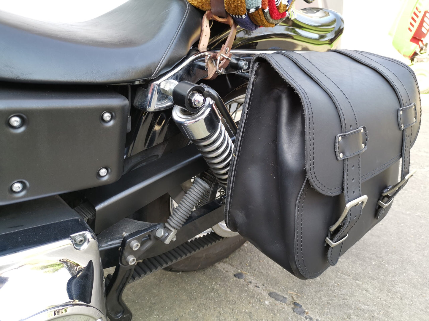 Zeus Schwarz Seitenkoffer + Halter passend für Dyna Street Bob von 1996 bis 2017