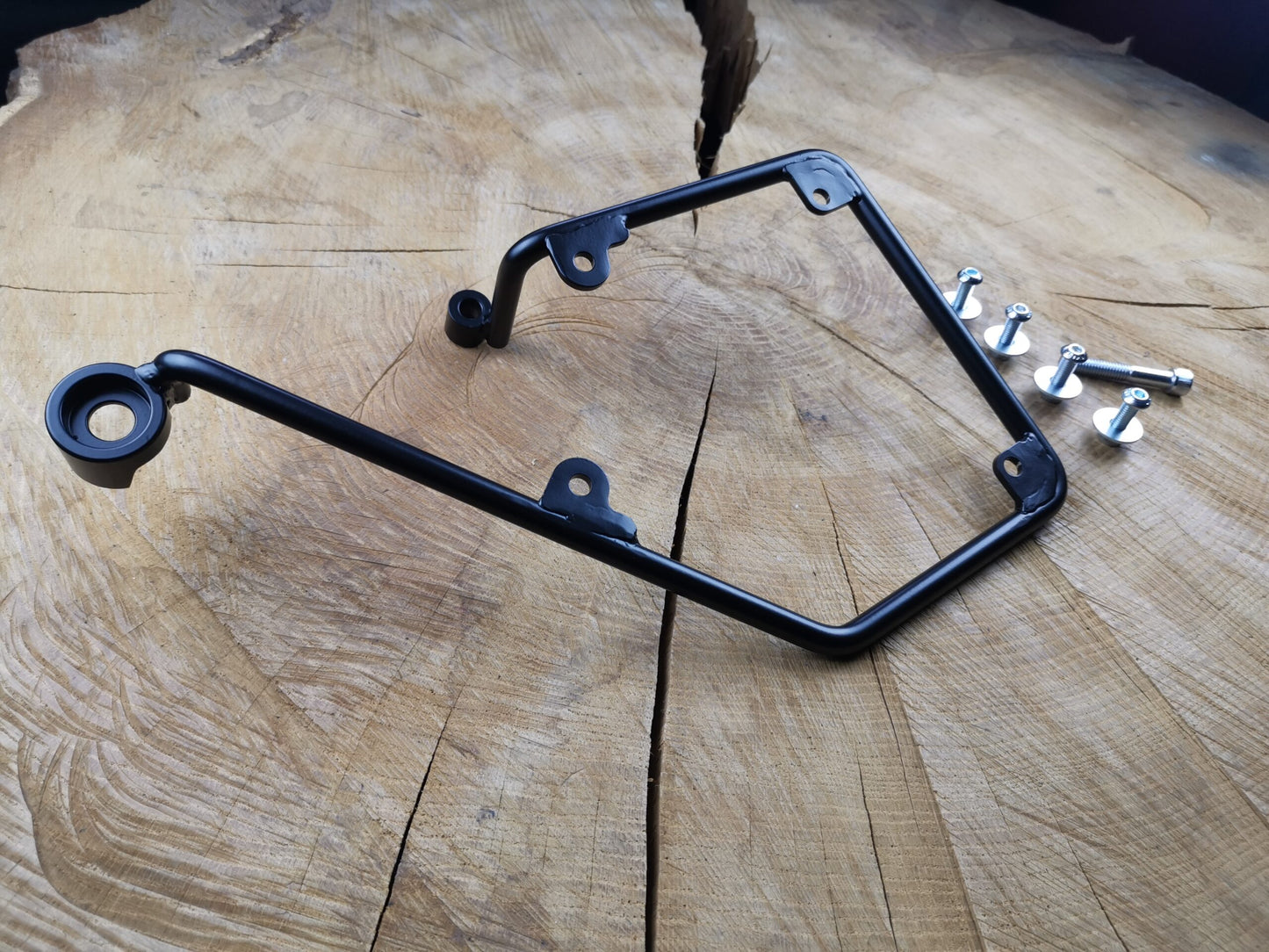 Zeus Schwarz Seitenkoffer + Halter passend für Dyna Street Bob von 1996 bis 2017
