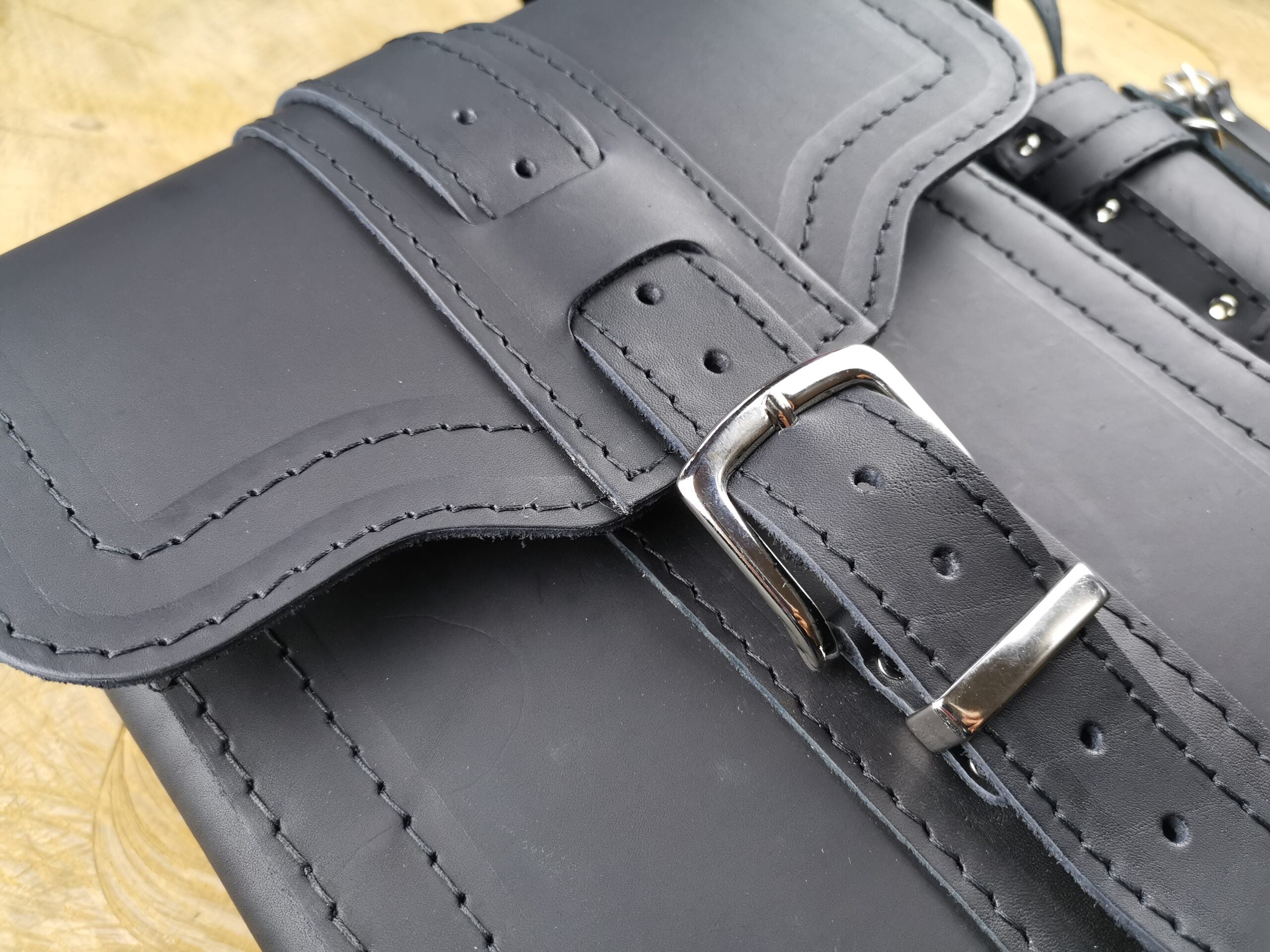Triton Schwarz Schwingentasche mit Flaschenhalter passend für Harley-Davidson Softail