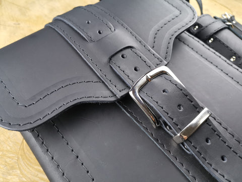 Triton Schwarz Schwingentasche mit Flaschenhalter passend für Harley-Davidson Softail