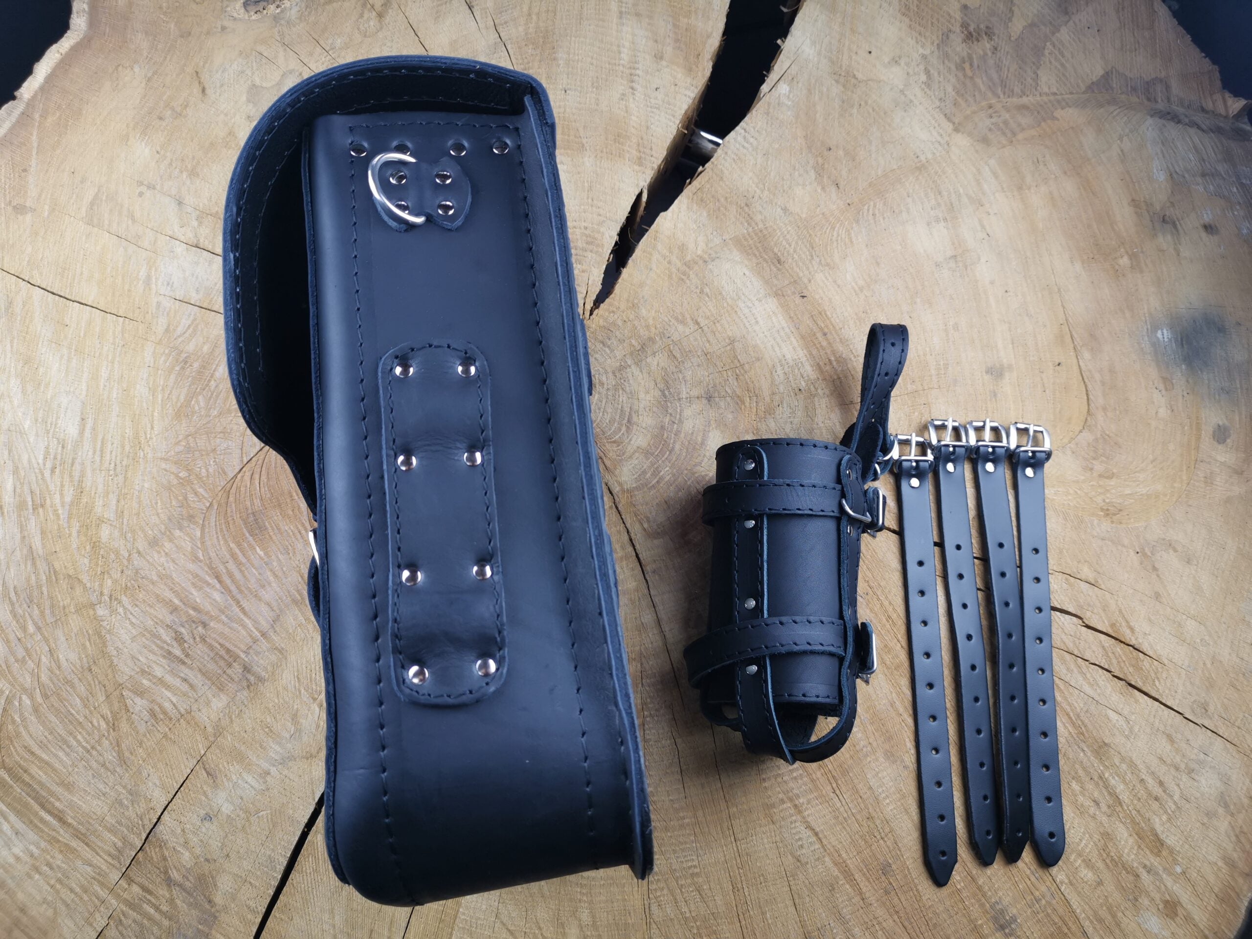 Triton Schwarz Schwingentasche mit Flaschenhalter passend für Harley-Davidson Softail