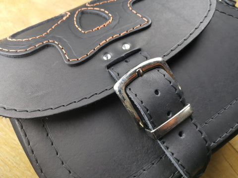 Dyna Skull Orange + Halter passend für Street Bob Schwingentaschen