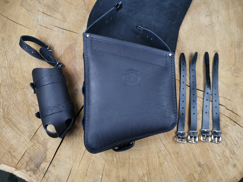 Fat Skull Schwarz Schwingentasche mit Flaschenhalter passend für Harley-Davidson Softail