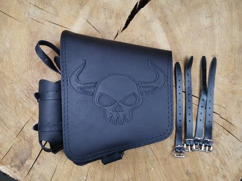 Fat Skull Schwarz Schwingentasche mit Flaschenhalter passend für Harley-Davidson Softail