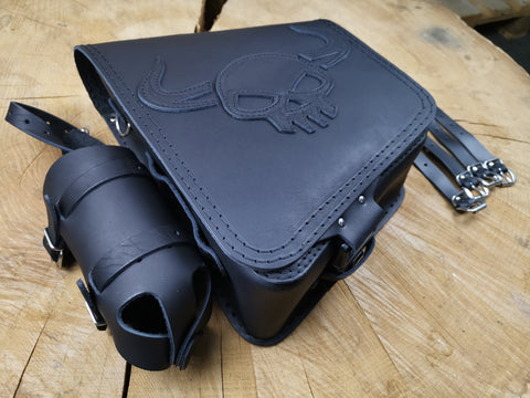 Fat Skull Schwarz Schwingentasche mit Flaschenhalter passend für Harley-Davidson Softail