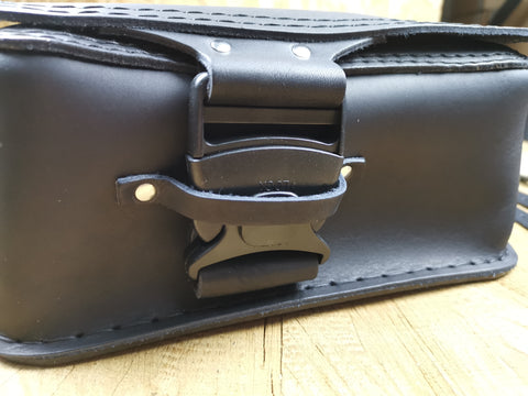 Fat Skull Schwarz Schwingentasche mit Flaschenhalter passend für Harley-Davidson Softail