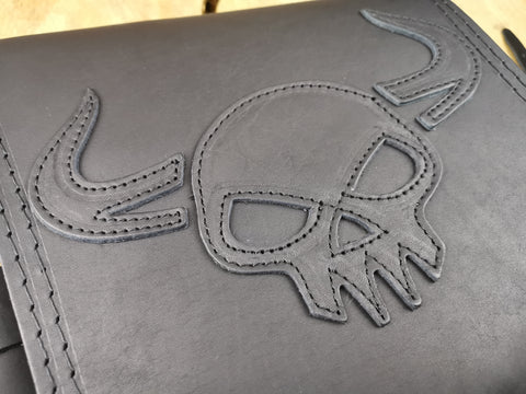 Fat Skull Schwarz Schwingentasche mit Flaschenhalter passend für Harley-Davidson Softail