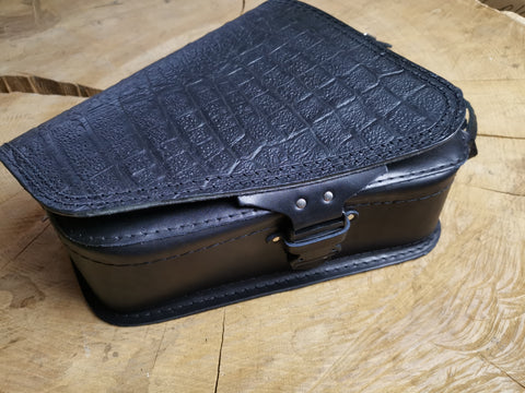 Clean Kroko Schwarz Seitentasche mit Flaschenhalter passend für Harley-Davidson Sportster