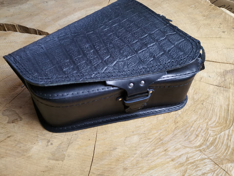Clean Kroko Schwarz Seitentasche mit Flaschenhalter passend für Harley-Davidson Sportster