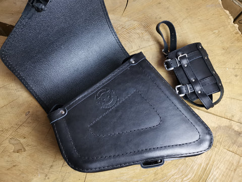 Clean Kroko Schwarz Seitentasche mit Flaschenhalter passend für Harley-Davidson Sportster