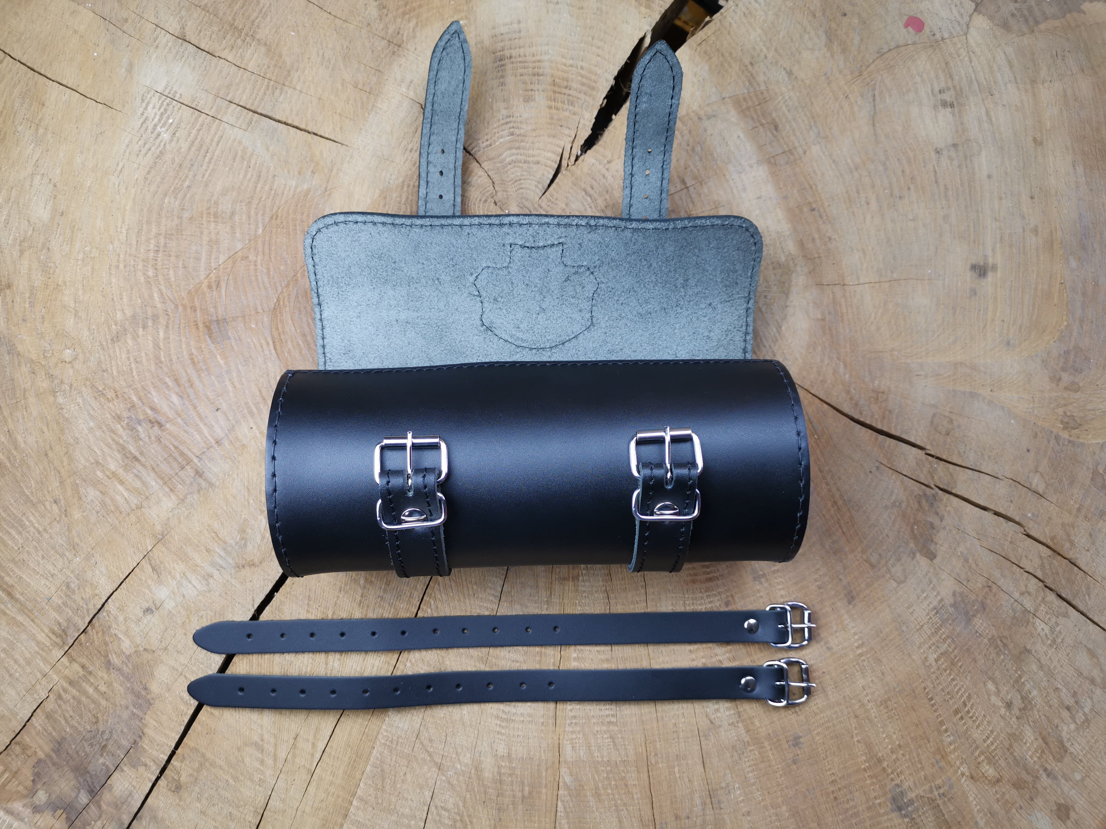 Fortuna Schwarz Schwingentasche mit Flaschenhalter + Werkzeugrolle Tool Stern passend für Harley-Davidson Softail
