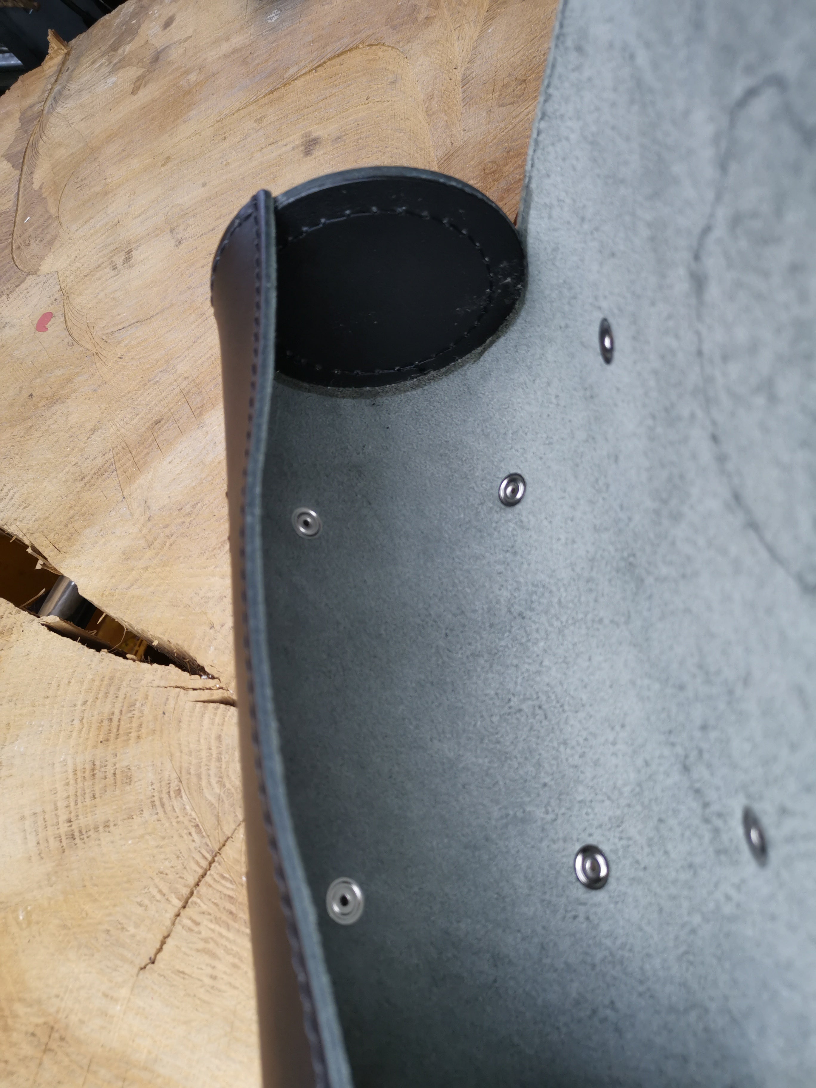 Fortuna Schwarz Schwingentasche mit Flaschenhalter + Werkzeugrolle Tool Stern passend für Harley-Davidson Softail