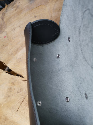 Fortuna Schwarz Schwingentasche mit Flaschenhalter + Werkzeugrolle Tool Stern passend für Harley-Davidson Softail
