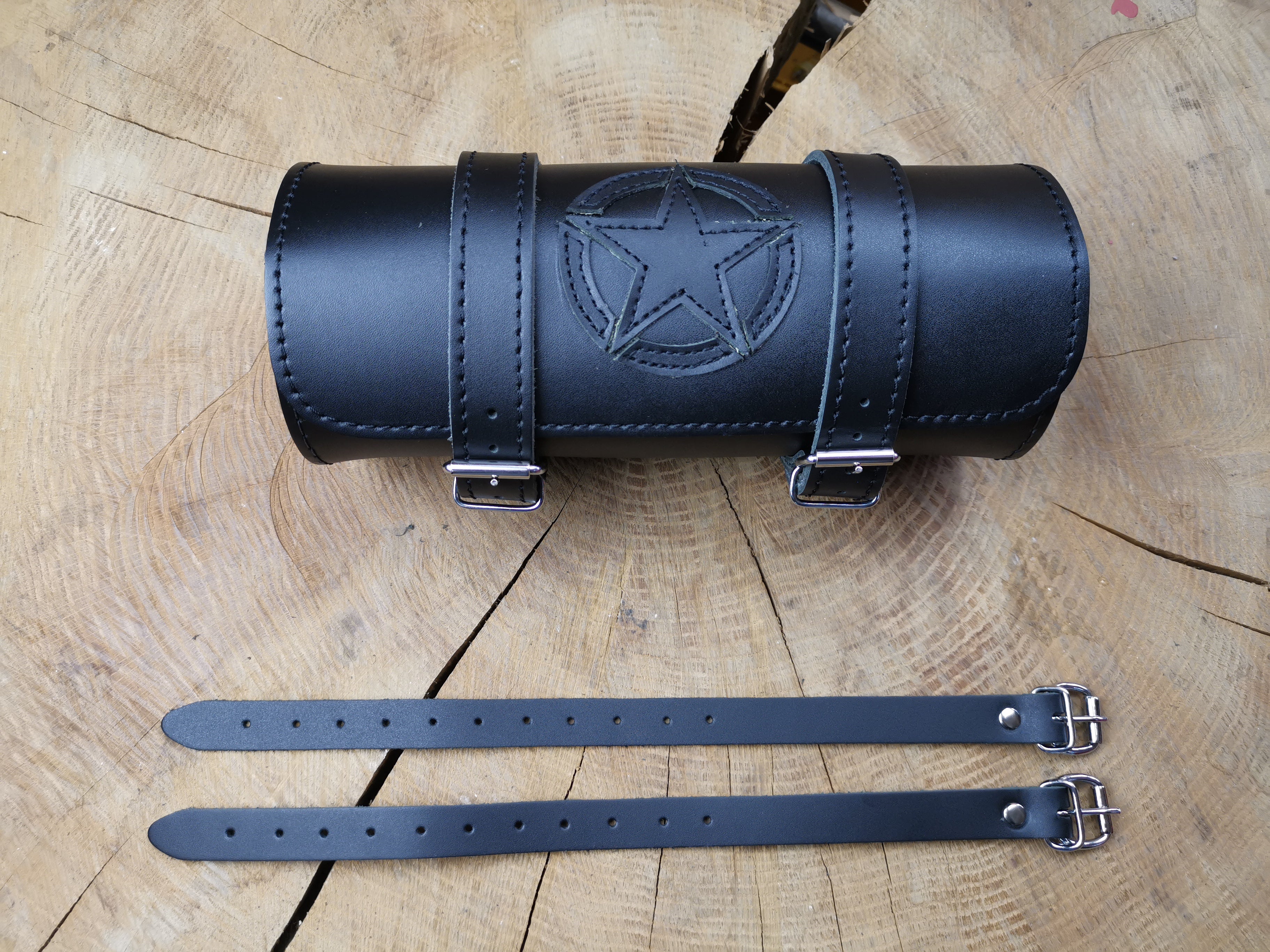 Fortuna Schwarz Schwingentasche mit Flaschenhalter + Werkzeugrolle Tool Stern passend für Harley-Davidson Softail