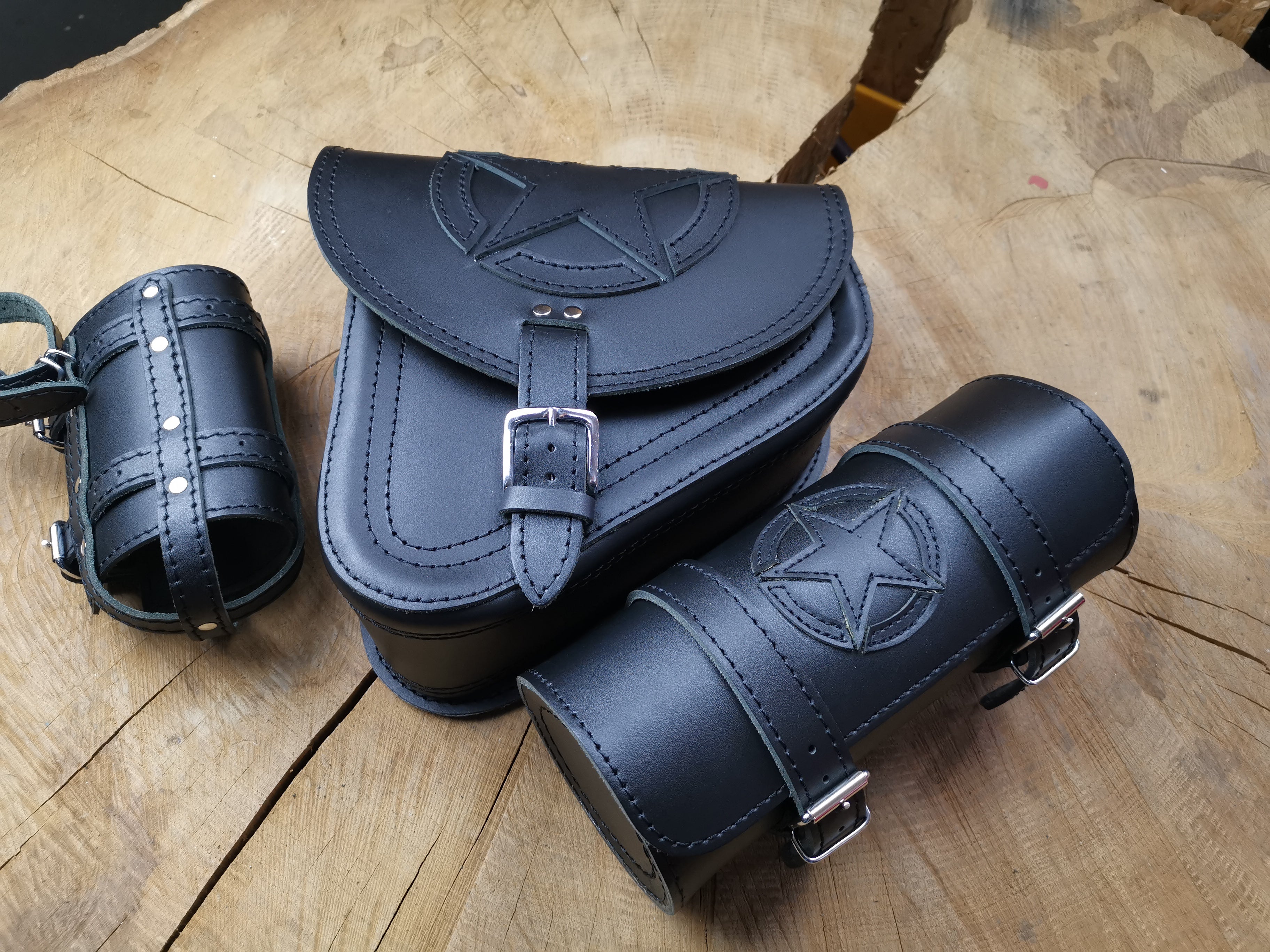 Fortuna Schwarz Schwingentasche mit Flaschenhalter + Werkzeugrolle Tool Stern passend für Harley-Davidson Softail