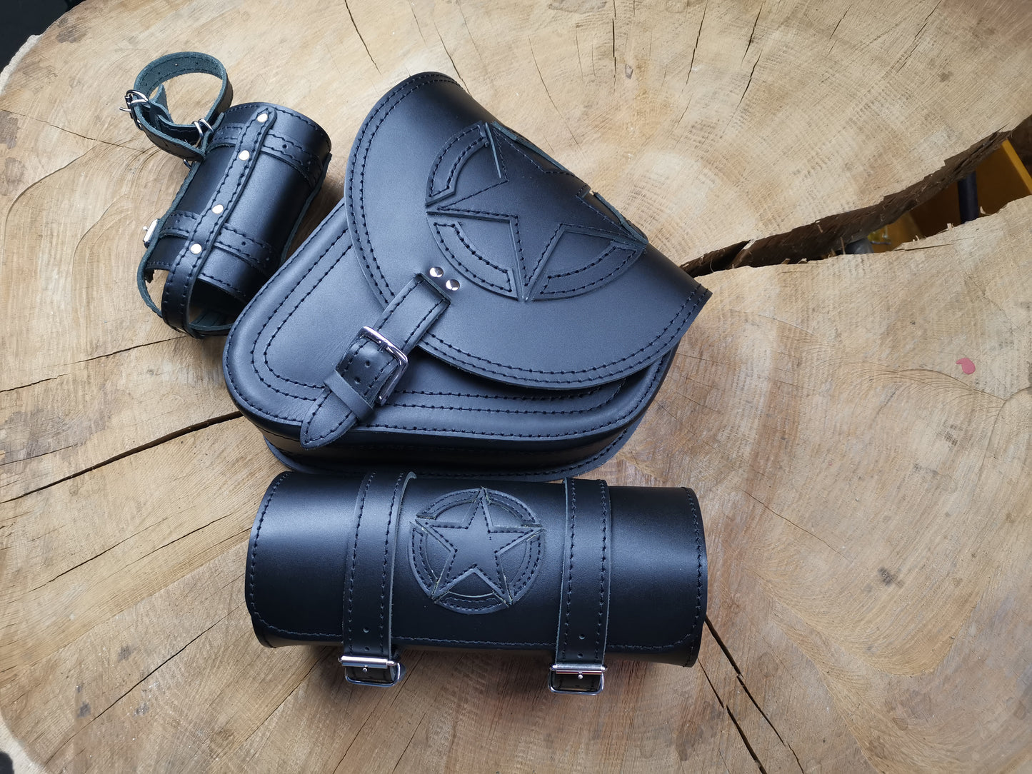 Fortuna Schwarz Schwingentasche mit Flaschenhalter + Werkzeugrolle Tool Stern passend für Harley-Davidson Softail