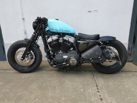 Flame Schwarz Seitentasche mit Flaschenhalter passend für Harley-Davidson Sportster
