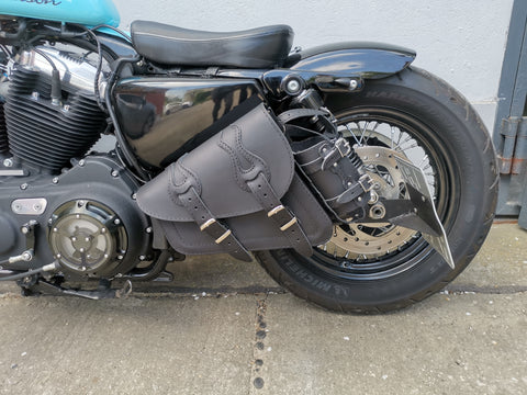 Flame Schwarz Seitentasche mit Flaschenhalter passend für Harley-Davidson Sportster