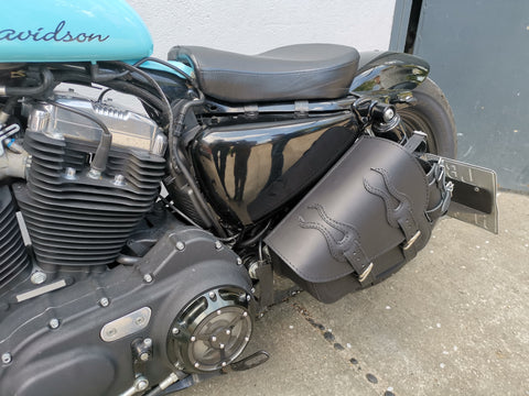 Flame Schwarz Seitentasche mit Flaschenhalter passend für Harley-Davidson Sportster