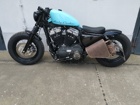 Clean Braun Seitentasche mit Flaschenhalter passend für Harley-Davidson Sportster