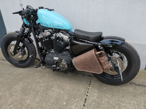 Clean Braun Seitentasche mit Flaschenhalter passend für Harley-Davidson Sportster