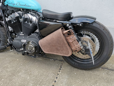 Clean Braun Seitentasche mit Flaschenhalter passend für Harley-Davidson Sportster