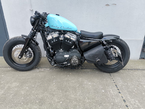 Skull Black Seitentasche mit Flaschenhalter passend für Harley-Davidson Sportster