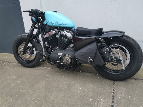 Skull Black Seitentasche mit Flaschenhalter passend für Harley-Davidson Sportster