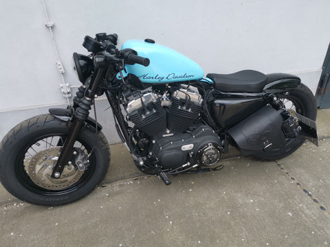 Skull Black Seitentasche mit Flaschenhalter passend für Harley-Davidson Sportster