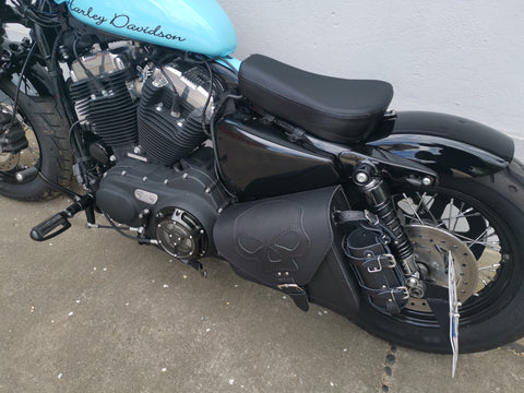 Skull Black Seitentasche mit Flaschenhalter passend für Harley-Davidson Sportster