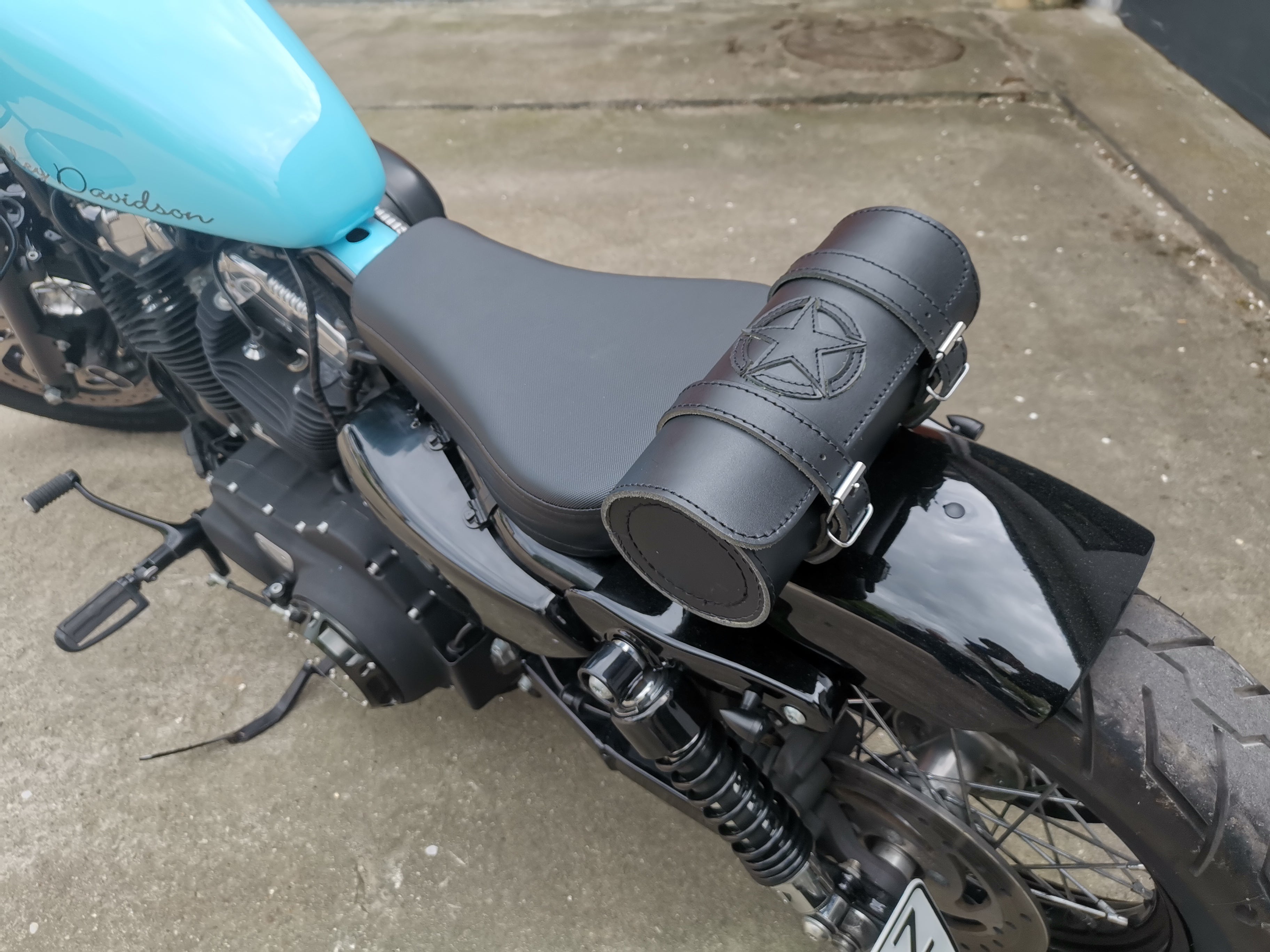 Fortuna Schwarz Schwingentasche mit Flaschenhalter + Werkzeugrolle Tool Stern passend für Harley-Davidson Softail