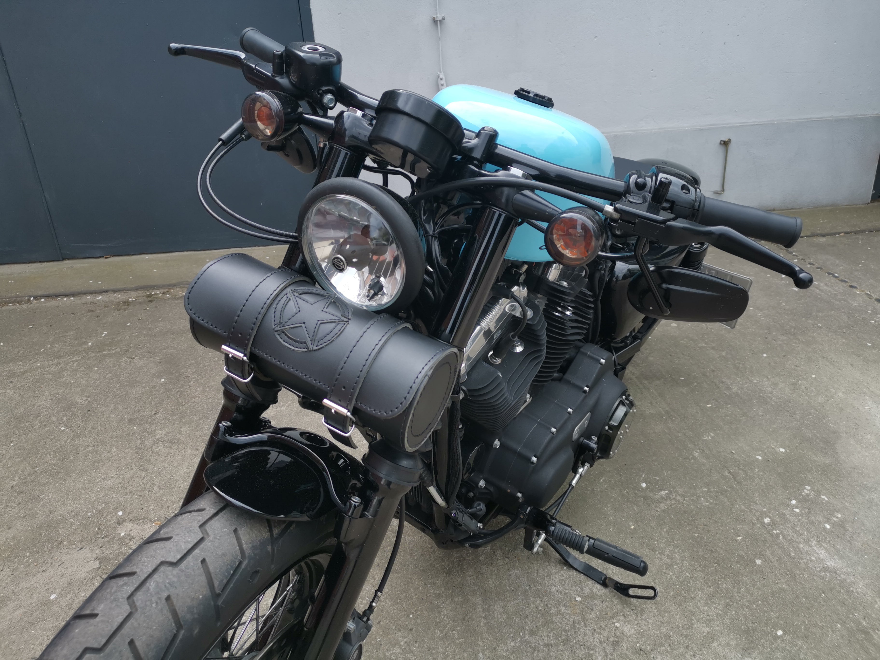 Fortuna Schwarz Schwingentasche mit Flaschenhalter + Werkzeugrolle Tool Stern passend für Harley-Davidson Softail