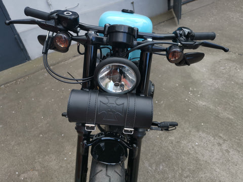 Schwingentasche Diablo Malteser Schwarz + Werkzeugrolle Malteser passend für Harley-Davidson Softail