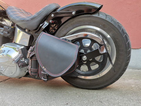 Diablo Rot Schwingentasche mit Flaschenhalter passend für Harley-Davidson Softail