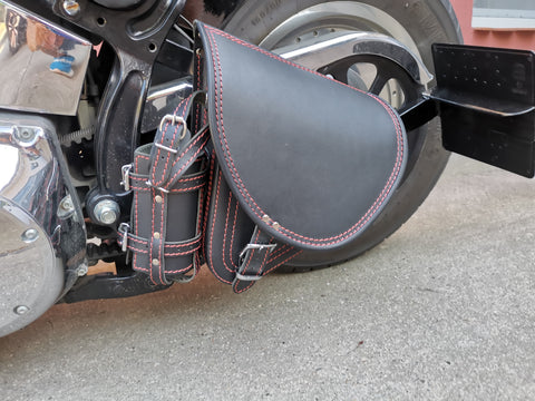 Diablo Rot Schwingentasche mit Flaschenhalter passend für Harley-Davidson Softail